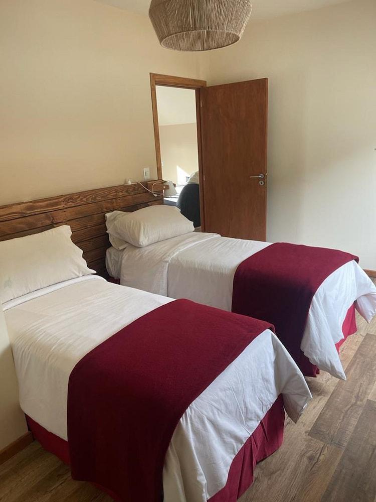 Twin Room,1698913993:JPEG