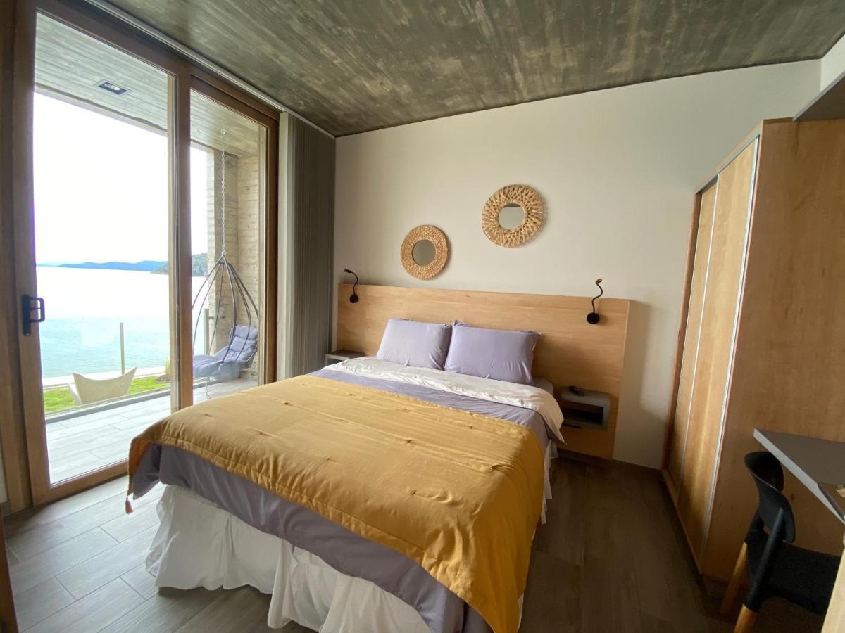Apartment with Lake View