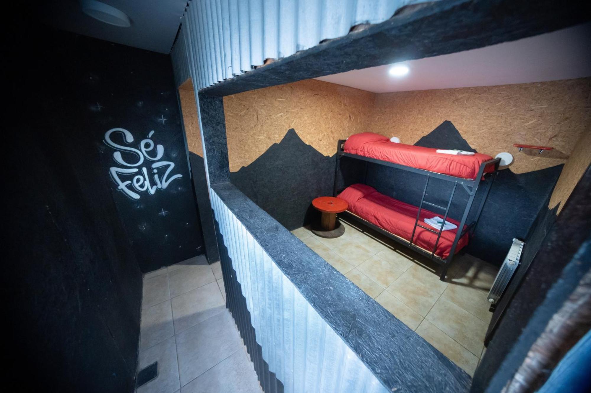 Quarto com 2 Camas de Solteiro e Banheiro Privativo