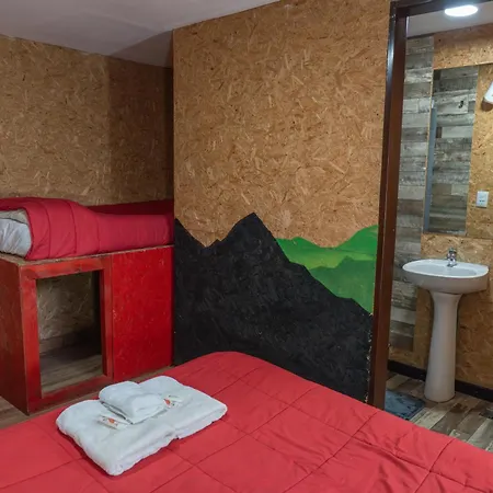 Moving Hostel Travel Bar-3